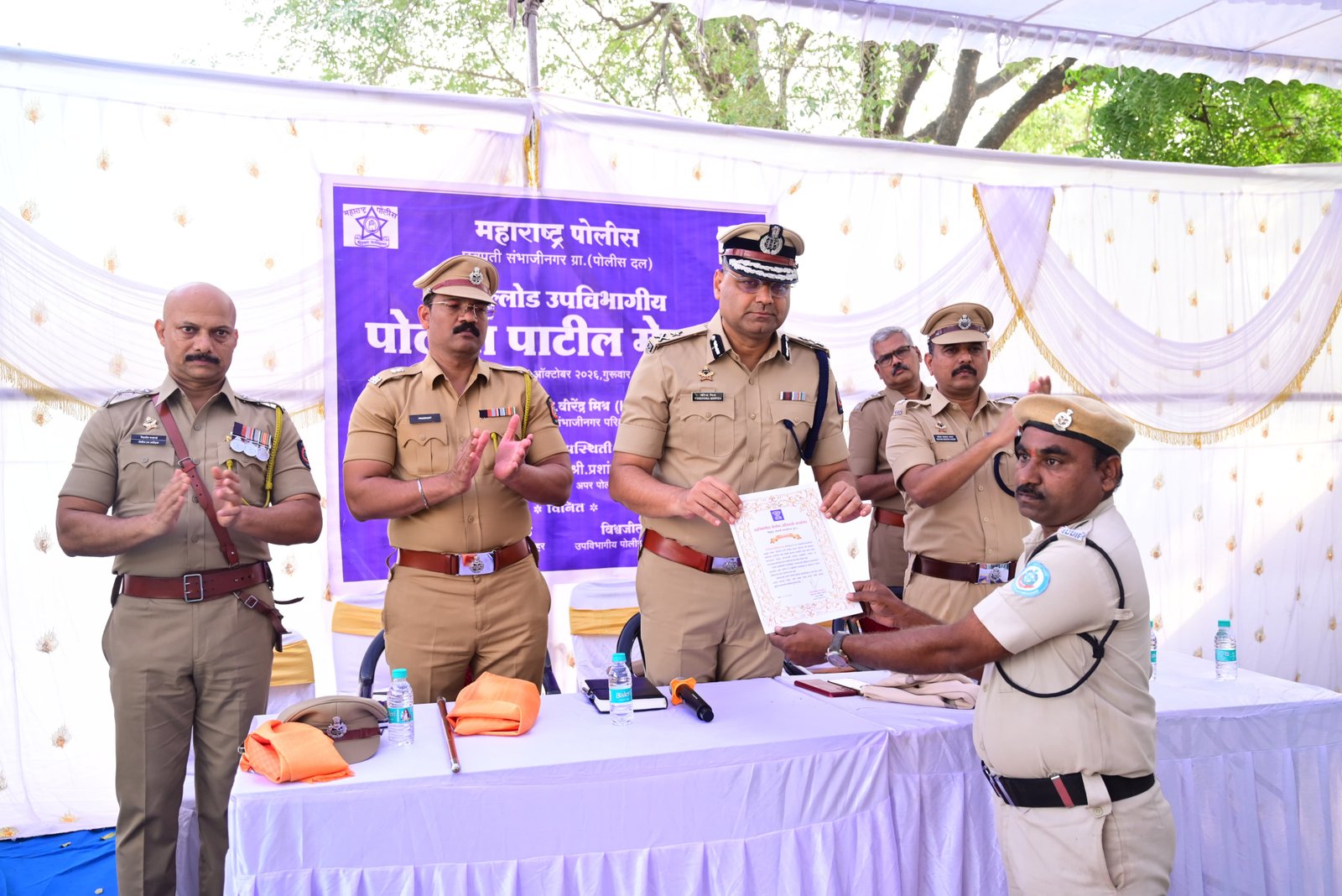 जखमी इसमाला मदत करून जीव वाचविल्याबद्दल होमगार्ड विलास भवर यांचा गौरव