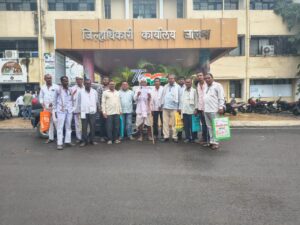 मंडळ अधिकारी प्रवीण रुईकर व तलाठी चेतन पारचा यांचे मनमानी कारभार