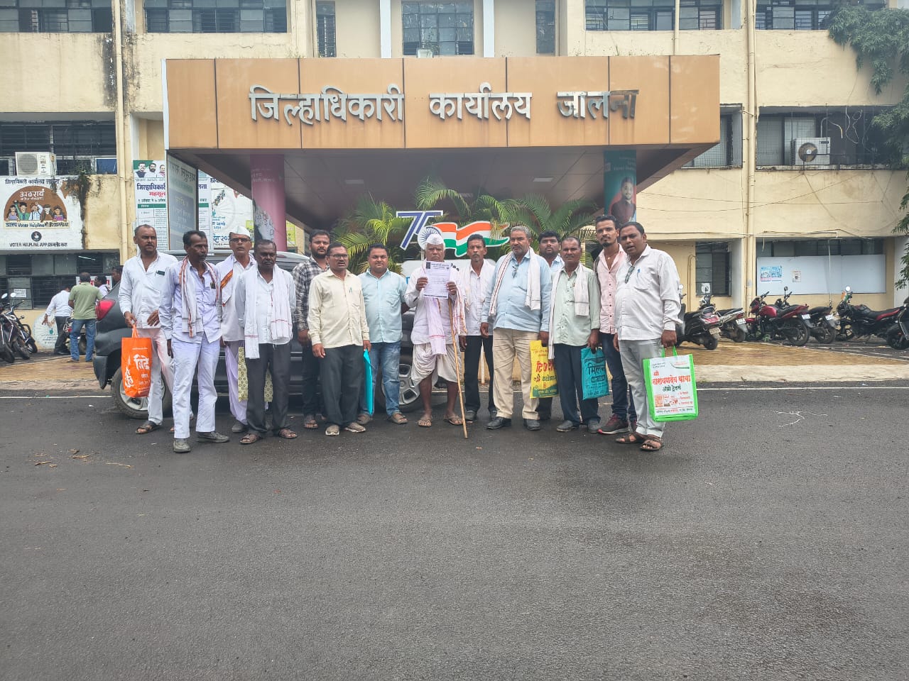 मंडळ अधिकारी प्रवीण रुईकर व तलाठी चेतन पारचा यांचे मनमानी कारभार